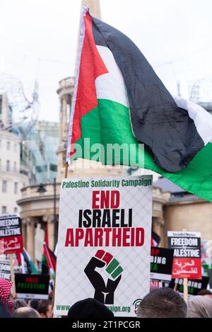 Protest für Palästina nach Eskalation der Militäraktion im Gazastreifen-Konflikt zwischen Israel und Hamas. Beenden Sie die israelische Apartheid und Flagge Stockfoto