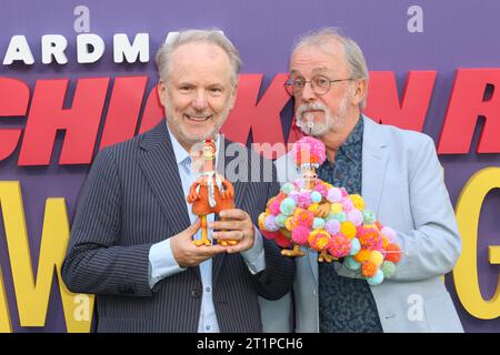 Nick Park mit Chicken Character Ginger und Peter Lord mit Chicken Character Babs, Chicken Run: Dawn of the Nugget, BFI London Film Festival 2023, so Stockfoto