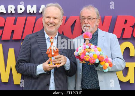 Nick Park mit Chicken Character Ginger und Peter Lord mit Chicken Character Babs, Chicken Run: Dawn of the Nugget, BFI London Film Festival 2023, so Stockfoto