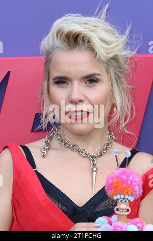 Paloma Faith and Chicken Character Babs, Chicken Run: Dawn of the Nugget, BFI London Film Festival 2023, Southbank Centre, Royal Festival Hall, London Stockfoto