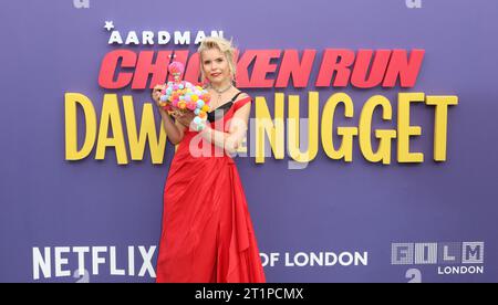 Paloma Faith and Chicken Character Babs, Chicken Run: Dawn of the Nugget, BFI London Film Festival 2023, Southbank Centre, Royal Festival Hall, London Stockfoto