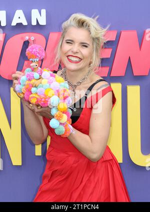 Paloma Faith and Chicken Character Babs, Chicken Run: Dawn of the Nugget, BFI London Film Festival 2023, Southbank Centre, Royal Festival Hall, London Stockfoto