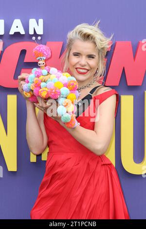 Paloma Faith and Chicken Character Babs, Chicken Run: Dawn of the Nugget, BFI London Film Festival 2023, Southbank Centre, Royal Festival Hall, London Stockfoto