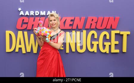 Paloma Faith and Chicken Character Babs, Chicken Run: Dawn of the Nugget, BFI London Film Festival 2023, Southbank Centre, Royal Festival Hall, London Stockfoto