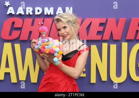 Paloma Faith and Chicken Character Babs, Chicken Run: Dawn of the Nugget, BFI London Film Festival 2023, Southbank Centre, Royal Festival Hall, London Stockfoto