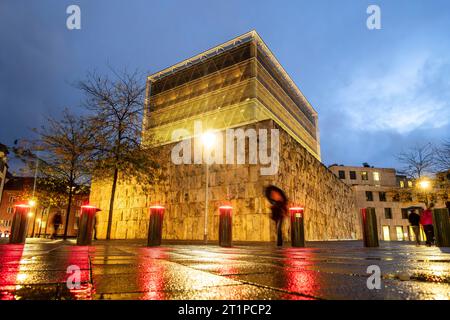 Jüdische Synagoge am Jakobsplatz, Poller als Sicherheit, Samstagabend um 19 Uhr, München, Oktober 2023 Deutschland, München, 14. Oktober 2023, Jüdische Synagoge am St.-Jakobs-Platz in der Dämmerung, die rot leuchtenden Poller spiegeln sich bei Regenwetter auf dem nassen Platz, Sicherheitsmaßnahme, die Ohel-Jakob-Synagoge war 2006 eingeweiht, Israelitische Kultusgemeinde München und Oberbayern, Samstagabend um 19 Uhr, Regenwetter, Altstadt, Bayern *** Jüdische Synagoge am Jakobsplatz, Poller als Sicherheit, Samstagabend um 19:00 Uhr, München, 2023. Oktober Deutschland, München, 14. Oktober, 2023, Jüdisch Stockfoto