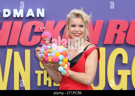 Paloma Faith and Chicken Character Babs, Chicken Run: Dawn of the Nugget, BFI London Film Festival 2023, Southbank Centre, Royal Festival Hall, London Stockfoto