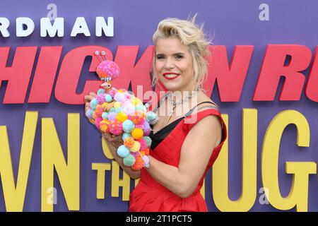 Paloma Faith and Chicken Character Babs, Chicken Run: Dawn of the Nugget, BFI London Film Festival 2023, Southbank Centre, Royal Festival Hall, London Stockfoto