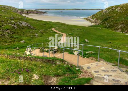 Ceannabeinne Beach ist ein schöner, weißer Sandstrand mit felsigen Ausbissen und kristallklarem Wasser. Es liegt an der Nordküste 500, einem malerischen Drivi Stockfoto