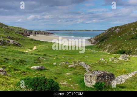Ceannabeinne Beach ist ein schöner, weißer Sandstrand mit felsigen Ausbissen und kristallklarem Wasser. Es liegt an der Nordküste 500, einem malerischen Drivi Stockfoto