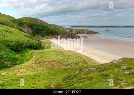 Ceannabeinne Beach ist ein schöner, weißer Sandstrand mit felsigen Ausbissen und kristallklarem Wasser. Es liegt an der Nordküste 500, einem malerischen Drivi Stockfoto