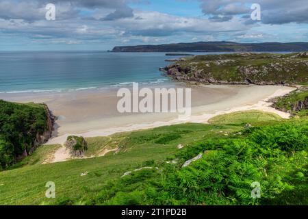 Ceannabeinne Beach ist ein schöner, weißer Sandstrand mit felsigen Ausbissen und kristallklarem Wasser. Es liegt an der Nordküste 500, einem malerischen Drivi Stockfoto