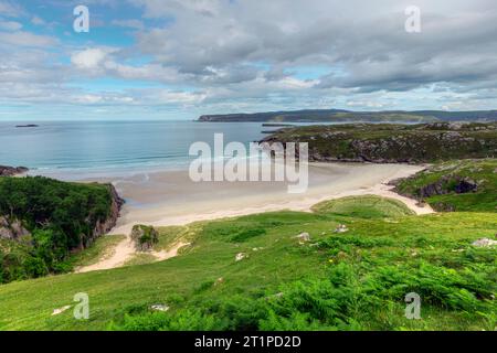 Ceannabeinne Beach ist ein schöner, weißer Sandstrand mit felsigen Ausbissen und kristallklarem Wasser. Es liegt an der Nordküste 500, einem malerischen Drivi Stockfoto