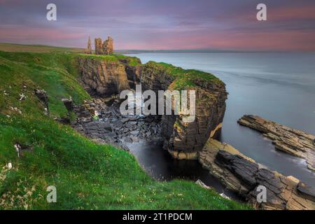 Castle Sinclair Girnigoe ist eine Burgruine auf einer Klippe mit Blick auf die Stadt Wick in Caithness, Schottland. Stockfoto