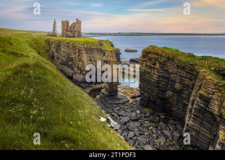 Castle Sinclair Girnigoe ist eine Burgruine auf einer Klippe mit Blick auf die Stadt Wick in Caithness, Schottland. Stockfoto