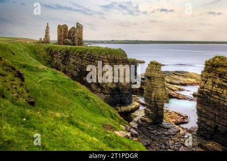 Castle Sinclair Girnigoe ist eine Burgruine auf einer Klippe mit Blick auf die Stadt Wick in Caithness, Schottland. Stockfoto