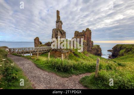 Castle Sinclair Girnigoe ist eine Burgruine auf einer Klippe mit Blick auf die Stadt Wick in Caithness, Schottland. Stockfoto