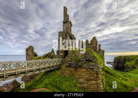 Castle Sinclair Girnigoe ist eine Burgruine auf einer Klippe mit Blick auf die Stadt Wick in Caithness, Schottland. Stockfoto