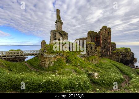 Castle Sinclair Girnigoe ist eine Burgruine auf einer Klippe mit Blick auf die Stadt Wick in Caithness, Schottland. Stockfoto