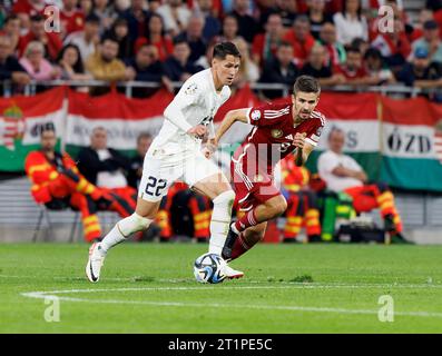 Budapest, Ungarn. Oktober 2023. SASA Lukic von Serbien tritt am 14. Oktober 2023 in Budapest in der Puskas Arena um den Ball mit Adam Nagy von Ungarn beim Qualifikationsspiel zur UEFA EURO 2024 an. Quelle: Laszlo Szirtesi/Alamy Live News Stockfoto