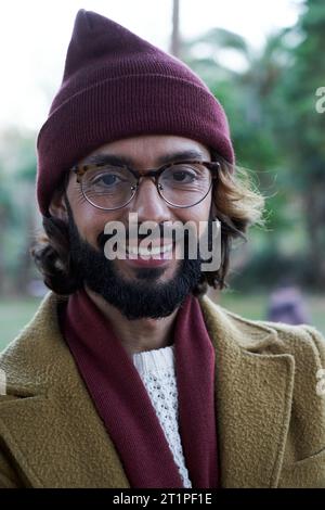 Porträt eines gutaussehenden Mannes, der fröhlich in die Kamera schaut. Stockfoto