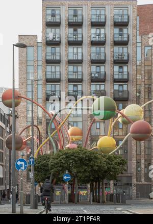 Liverpool, Vereinigtes Königreich - 9. Oktober 2023 - die penelope-Skulptur am Wolstenholme Square ist berühmt in der Gradwell Street, Abstract of different color Spheres at Th Stockfoto