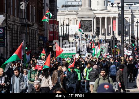 Protest für Palästina nach Eskalation der Militäraktion im Gazastreifen-Konflikt zwischen Israel und Hamas. Demonstranten marschieren nach Whitehall Stockfoto
