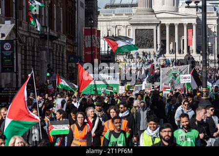 Protest für Palästina nach Eskalation der Militäraktion im Gazastreifen-Konflikt zwischen Israel und Hamas. Demonstranten marschieren nach Whitehall Stockfoto