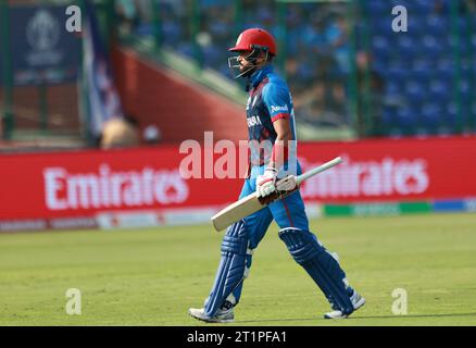 Neu-Delhi, Delhi, Indien. Oktober 2023. Ibrahim Zadran aus Afghanistan kam am 15. Oktober 2023 aus, nachdem er 28 Runs von 48 Lieferungen im Spiel Nr. 13 der ICC Cricket One Day International World Cup zwischen England und Afghanistan im Arun Jaitley Stadium, Neu-Delhi, Indien erzielt hatte (Foto: © Avijit das/ZUMA Press Wire). Nicht für kommerzielle ZWECKE! Credit: ZUMA Press, Inc./Alamy Live News Credit: ZUMA Press, Inc./Alamy Live News Stockfoto