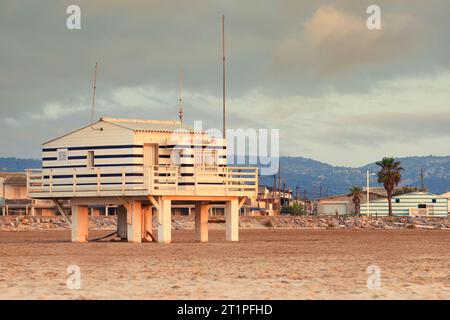 Gruissan plage Aude France 15.10.23, berühmter Aussichtspunkt am Strand. Holzhütte auf Stelzen. Blaue und weiße Streifen. Licht am frühen Morgen. Funkmasten. Stockfoto