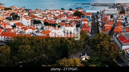 Die Drohnenansicht des historischen Zentrums von Cascais, Portugal, mit dem Karussell im Vordergrund. Cascais ist nur 30 km von Lissabon entfernt Stockfoto