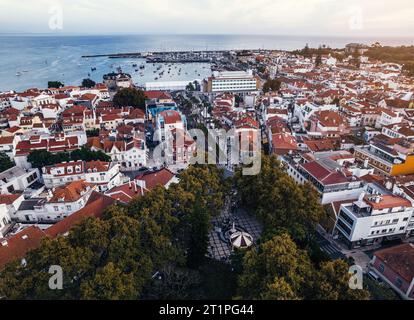 Die Drohnenansicht des historischen Zentrums von Cascais, Portugal, mit dem Karussell im Vordergrund. Cascais ist nur 30 km von Lissabon entfernt Stockfoto