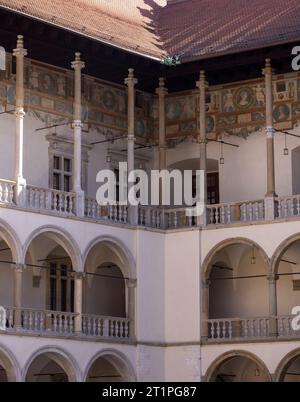 Die mehrstufigen Arkaden Sigismund I. des Alten im italienischen Renaissance-Hof im Schloss Wawel in Krakau, Polen Stockfoto