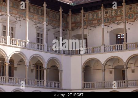 Die mehrstufigen Arkaden Sigismund I. des Alten im italienischen Renaissance-Hof im Schloss Wawel in Krakau, Polen Stockfoto