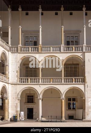 Die mehrstufigen Arkaden Sigismund I. des Alten im italienischen Renaissance-Hof im Schloss Wawel in Krakau, Polen Stockfoto