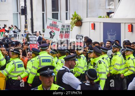 London, Großbritannien. Oktober 2023. Die Polizei bildet eine Absperrung in der Nähe des Trafalgar Square, als es zu Zusammenstößen mit Demonstranten kommt. Tausende von Menschen marschierten in Solidarität mit Palästina, während sich der Krieg zwischen Israel und Hamas verschärft hat. Quelle: Vuk Valcic/Alamy Live News Stockfoto