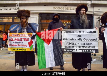 London, Großbritannien. Oktober 2023. Pro-Palästina, antizionistische Ultra-orthodoxe Juden schließen sich den Demonstranten in der Regent Street an. Tausende von Menschen marschierten in Solidarität mit Palästina, während sich der Krieg zwischen Israel und Hamas verschärft hat. Tausende von Menschen marschierten in Solidarität mit Palästina, während sich der Krieg zwischen Israel und Hamas verschärft hat. Quelle: Vuk Valcic/Alamy Live News Stockfoto