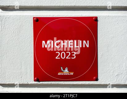 Michelin Guide Schild 2023 Vor Dem Radisson Blu 1919 Hotel In Downtown Reykjavik Island Stockfoto