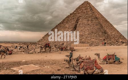 Kairo Ägypten Dez 2022 Tourismus und Kameltransport an den Pyramiden von Gizeh Stockfoto