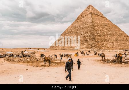 Kairo Ägypten Dez 2022 Tourismus und Kameltransport an den Pyramiden von Gizeh Stockfoto