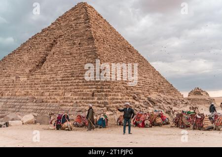 Kairo Ägypten Dez 2022 Tourismus und Kameltransport an den Pyramiden von Gizeh Stockfoto