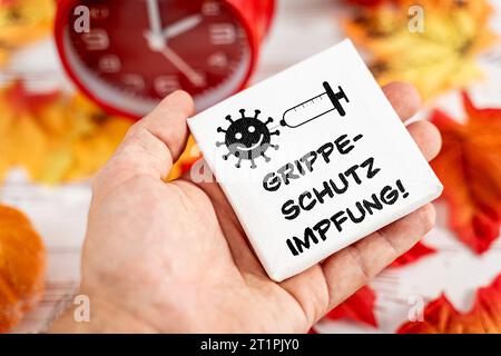 15. Oktober 2023: Grippeschutzimpfung Symbolbild, Handaufschrift Grippeschutzimpfung FOTOMONTAGE *** Grippeschutz Impfung Symbolbild, Handauflage Schild mit Aufschrift Grippeschutzimpfung FOTOMONTAGE Credit: Imago/Alamy Live News Stockfoto