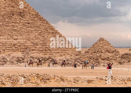 Kairo Ägypten Dez 2022 Tourismus und Kameltransport an den Pyramiden von Gizeh Stockfoto