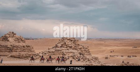 Kairo Ägypten Dez 2022 Tourismus und Kameltransport an den Pyramiden von Gizeh Stockfoto