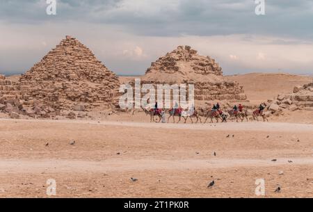 Kairo Ägypten Dez 2022 Tourismus und Kameltransport an den Pyramiden von Gizeh Stockfoto