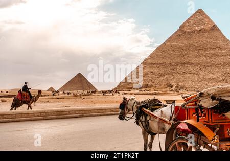 Kairo Ägypten Dez 2022Touristen transportieren Pferdekutschen an den Pyramiden von Gizeh Stockfoto