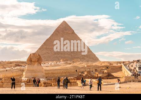 Kairo Ägypten Dez 2022 Landschaft an den Pyramiden von Gizeh mit vielen Touristen und der Großen Sphinx Stockfoto