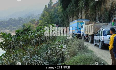 Stau auf einer Straße von Kathmandu nach Langtang Valley, Nepal, Asien Stockfoto