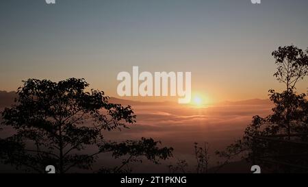 Wunderschöner Sonnenuntergang in Nepal über dem Himalaya, Asien Stockfoto