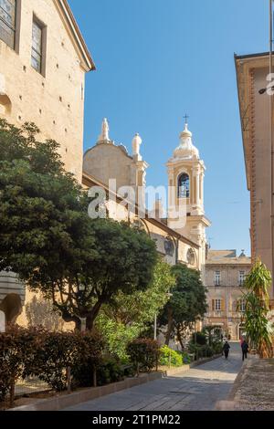 Via Gian Lorenzo Bernini Straße mit der Rückseite der Stiftsbasilika St. Johannes des Täufers (17. Jh.) in der Altstadt von Finale Ligure, Italien Stockfoto